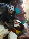 Mission tartinage de la garniture. Là encore, quatre paires de bras ne sont pas de trop.