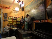 El Rincon de las Guitarras : plusieurs salles accueillent des guitaristes, ambiance très années 40.